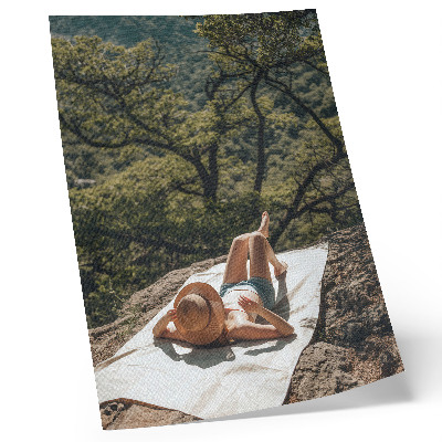 Decoratieve poster Ontspannen op een rots, groene bomen, hoed, natuur