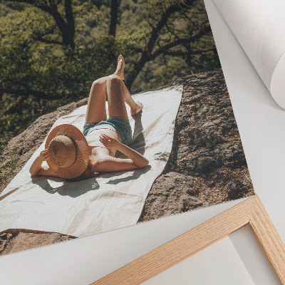 Decoratieve poster Ontspannen op een rots, groene bomen, hoed, natuur