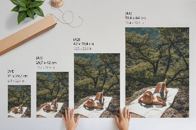 Decoratieve poster Ontspannen op een rots, groene bomen, hoed, natuur