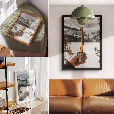 Decoratieve poster met afbeelding van een mok met een amberkleurige substantie, bergen en sneeuw