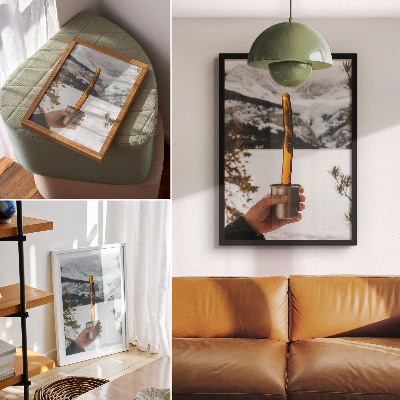 Decoratieve poster Mok hand amberkleurige substantie bergen sneeuw