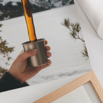 Decoratieve poster Mok hand amberkleurige substantie bergen sneeuw