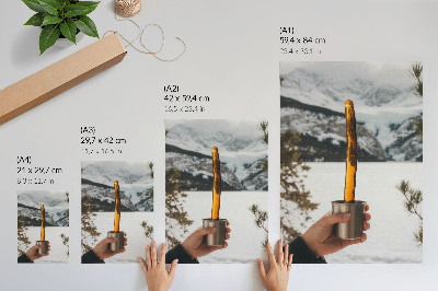 Decoratieve poster Mok hand amberkleurige substantie bergen sneeuw