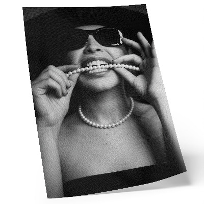 Decoratieve poster Zwart-witte glamour parels contrasteren met een bril