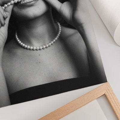 Decoratieve poster Zwart-witte glamour parels contrasteren met een bril