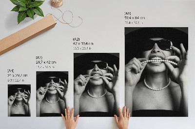 Decoratieve poster Zwart-witte glamour parels contrasteren met een bril