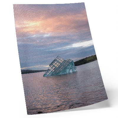 Decoratieve poster Glazen constructie in het water onder de hemel
