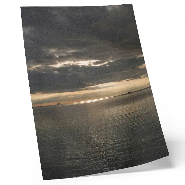 Poster met een prachtig uitzicht op de zee met wolken en zonnestralen