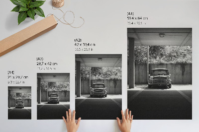 Decoratieve poster Klassieke auto in zwart-wit in de garage.