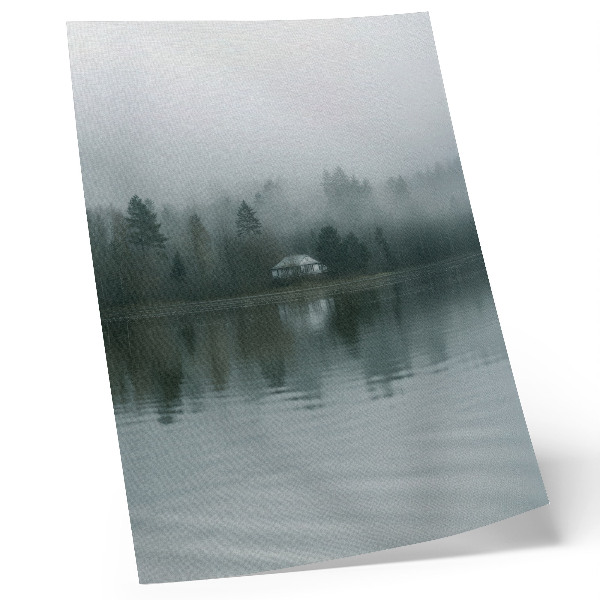 Wandposter Mist, bomen, huis, weerspiegeling, rustig landschap