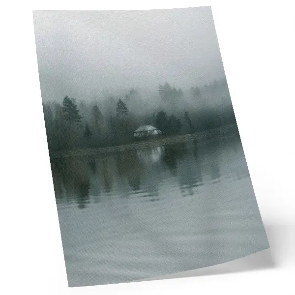 Wandposter rustig landschap met mist en bomen bij een huis met weerspiegeling