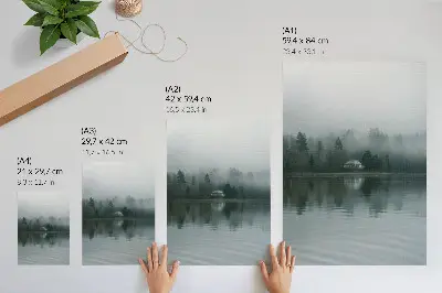 Wandposter rustig landschap met mist en bomen bij een huis met weerspiegeling