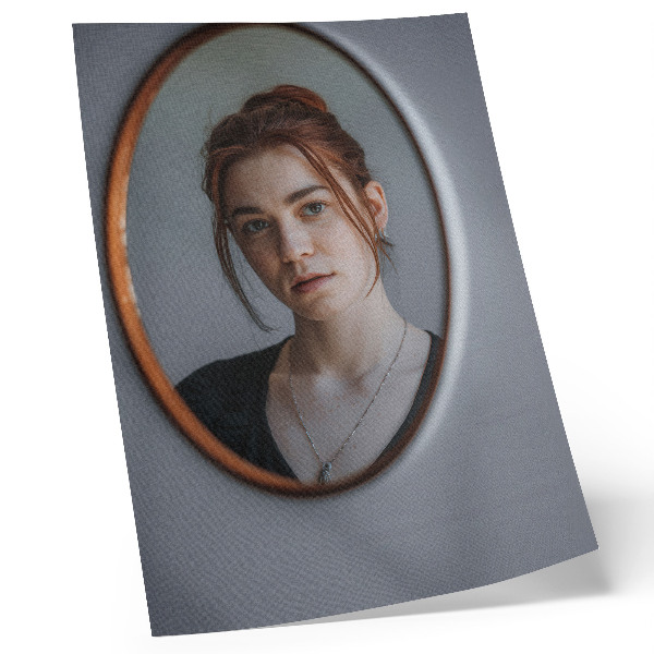 Decoratieve poster Vrouw in de spiegel, warme kleuren, uitdrukking van vrede