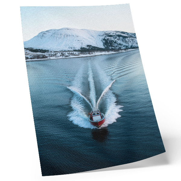 Decoratieve poster Dynamiek van motorboten op met sneeuw bedekte bergen op het meer