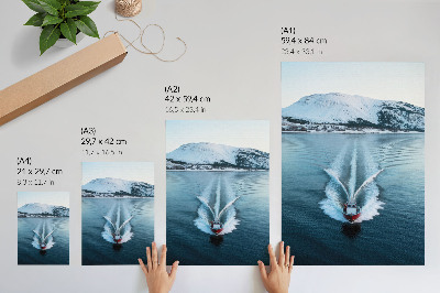 Decoratieve poster Dynamiek van motorboten op met sneeuw bedekte bergen op het meer