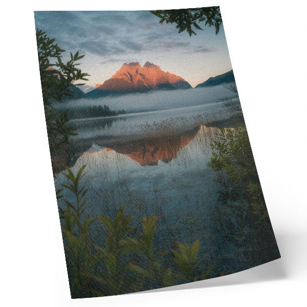 Poster Berglandschap weerspiegeld in de watermist