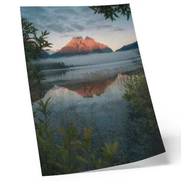 Poster berglandschap weerspiegeld in een watermist