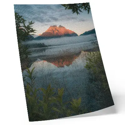 Poster berglandschap weerspiegeld in een watermist