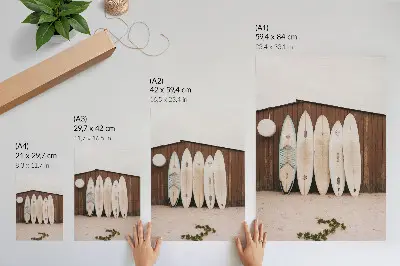 Wandposter surfplanken tegen een houten muur in delicate groentinten