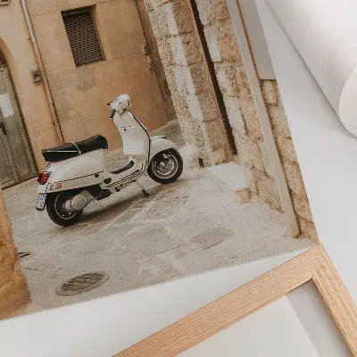 Poster charmant straatje met beige muren en een witte scooter