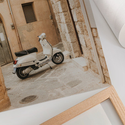 Poster Een charmant straatje met beige muren en een witte scooter.
