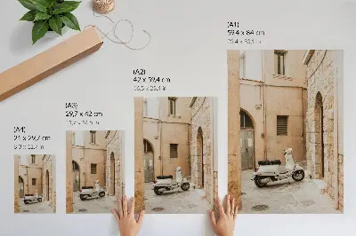 Poster charmant straatje met beige muren en een witte scooter