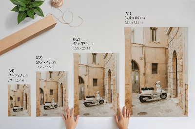 Poster Een charmant straatje met beige muren en een witte scooter.