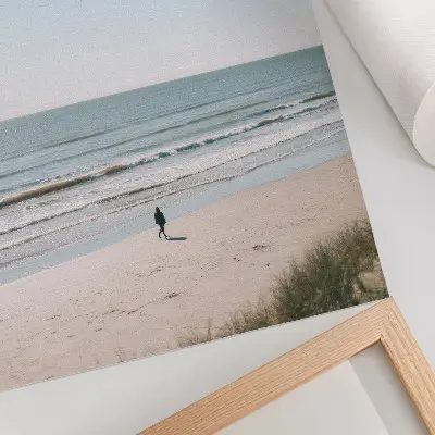Poster met een strand, kalme zee, blauwe lucht, minimalisme en harmonie