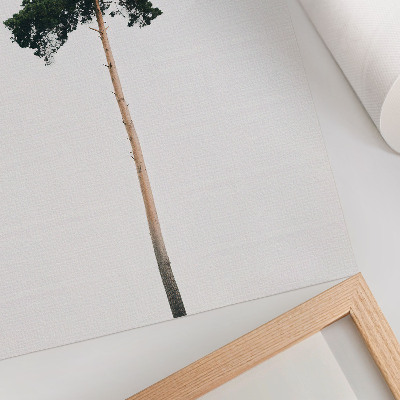 Wandposter Een eenzame boom op een lichte achtergrond met een minimalistische uitstraling.