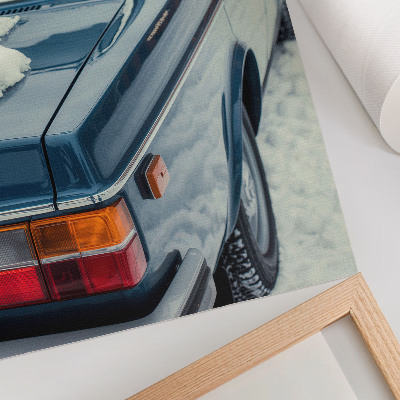 Wandposter Retro auto op een sneeuwblauwe en witte achtergrond