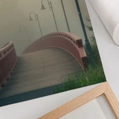 Decoratieve poster met mistbrug, lantaarns, harmonie en zachtheid