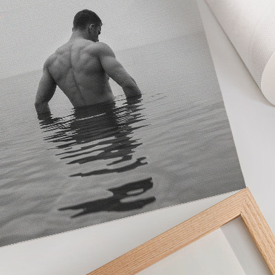 Poster Grijze achtergrond, man ondersteboven in kalm water