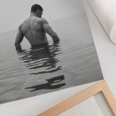 Poster grijze achtergrond met een man ondersteboven in kalm water