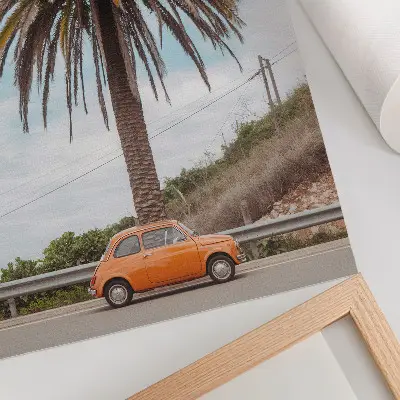 Wandposter met retro auto in een zorgeloos natuurlandschap met palmbomen