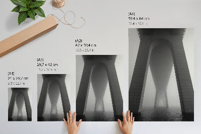 Poster Brugconstructie in dichte mist nabij het water