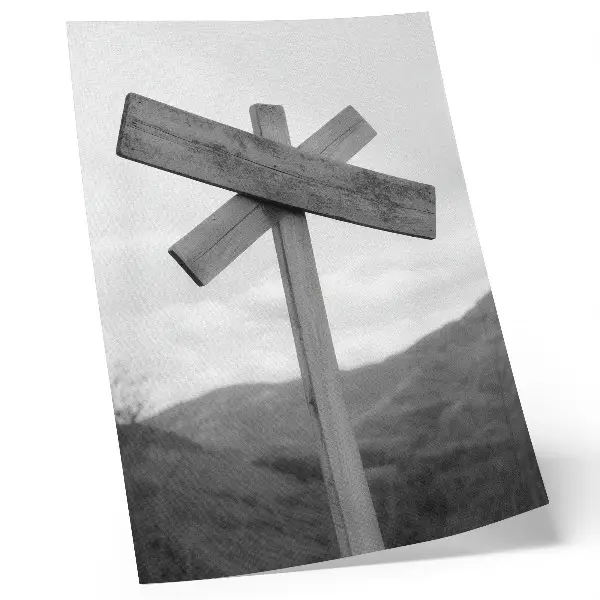 Wandposter met een zwart-wit berglandschap op een houten bord