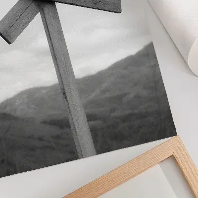 Wandposter met een zwart-wit berglandschap op een houten bord