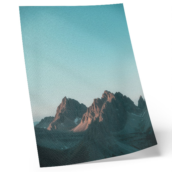 Decoratieve poster Indrukwekkende bergen onder een helderblauwe hemel.