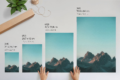 Decoratieve poster Indrukwekkende bergen onder een helderblauwe hemel.