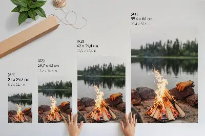 Decoratieve poster met een kampvuur bij een meer in een bos met stenen