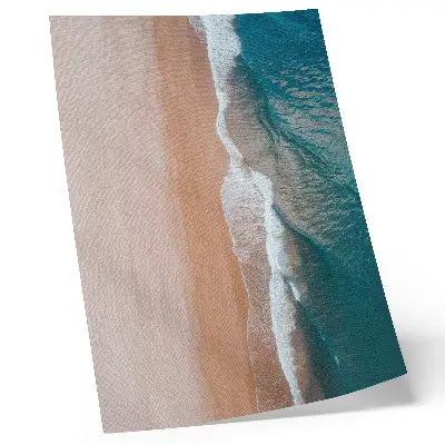 Decoratieve poster met minimalistische oceaangolven die het strand raken