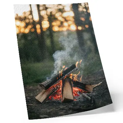 Wandposter kampvuur tegen een achtergrond van bos en rook