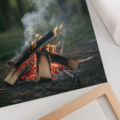 Wandposter Een kampvuur tegen de achtergrond van bos en rook.