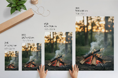 Wandposter Een kampvuur tegen de achtergrond van bos en rook.