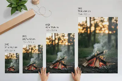 Wandposter kampvuur tegen een achtergrond van bos en rook