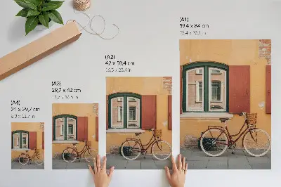 Poster met een fiets tegen een kleurrijke retrogevel