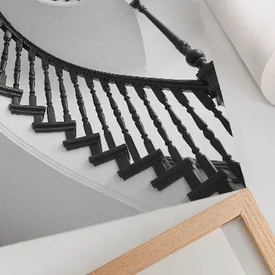Decoratieve poster spiraaltrap in zwart-wit met een elegante en moderne uitstraling