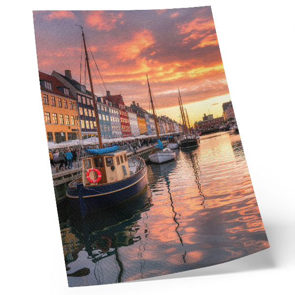 Wandposter Kleurrijke huizenblokken, weerspiegelingen in het water, de warmte van de hemel