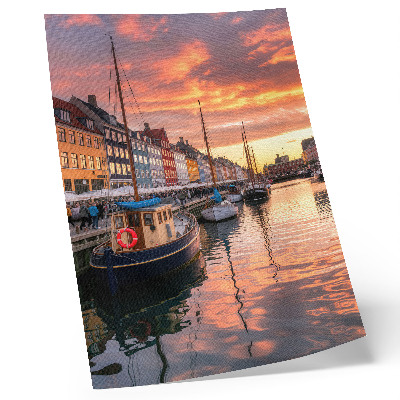 Wandposter Kleurrijke huizenblokken, weerspiegelingen in het water, de warmte van de hemel