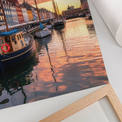 Wandposter Kleurrijke huizenblokken, weerspiegelingen in het water, de warmte van de hemel